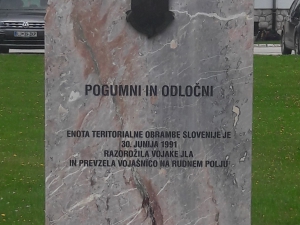 Spominsko obeležje na Rednem polju