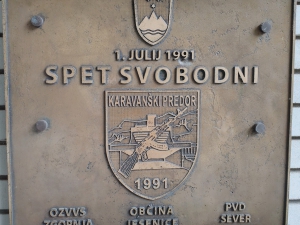 Spominsko obeležje - plošča na platoju Karavnke