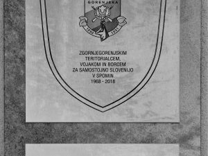 Spominska plošča na stavbi Doma veteranov