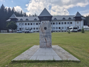 Srečanje pri spomeniku pred kasarno na Rudnem polju na Pokljuki