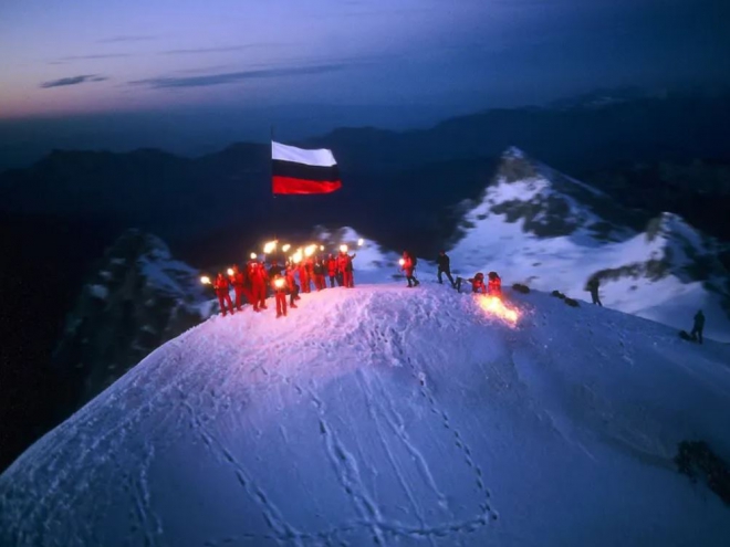 Narodna trobojnica in bakle na vrhu Triglava, 12. 6. 1991     Foto: Joco Žnidaršič