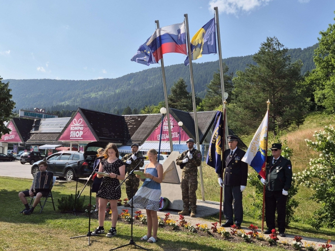 Rateče 2025, harmonikar Jan Burja in recitatorki osnovne šole v Kranjski Gori, Maša Aupič in Tija Ferjančič