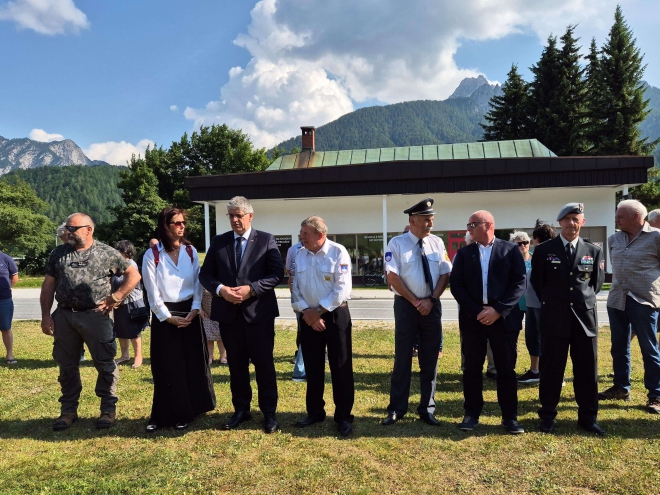 Rateče 2025,  minister za obrambo Boštjan Poklukar med podžupanjo Kranjske Gore Klavdijo Gomboc in predsednikom veteranov Zgornje Gorenjske Janezom Koseljem.