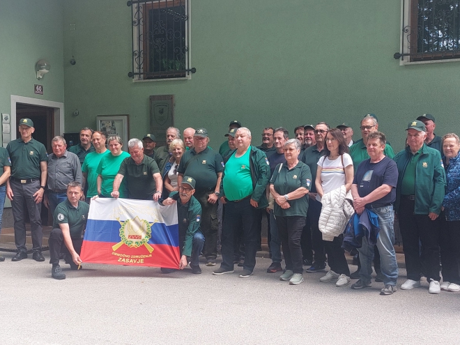 Veterani iz Zasavja pred Domom veteranov Zgornje Gorenjske.